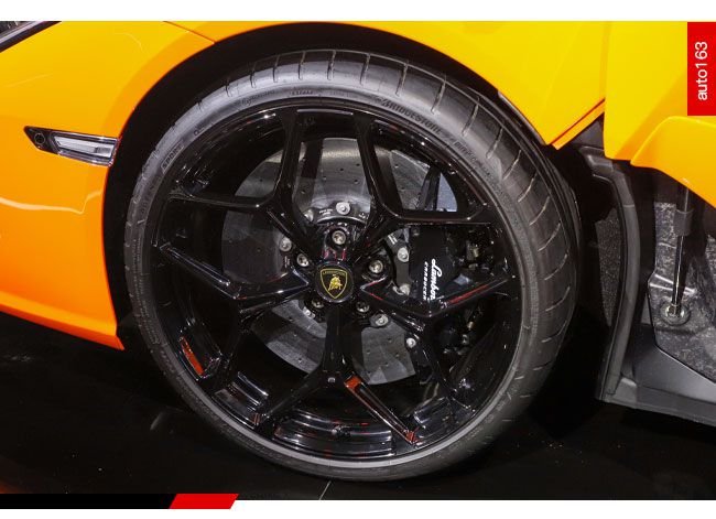 V12+三电机破百2.5秒 兰博基尼Revuelto亮相车展
